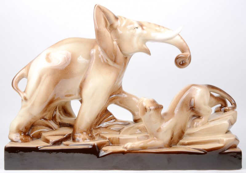 “Olifant en tijger”. Een art deco groep van geglazuurd aardewerk.