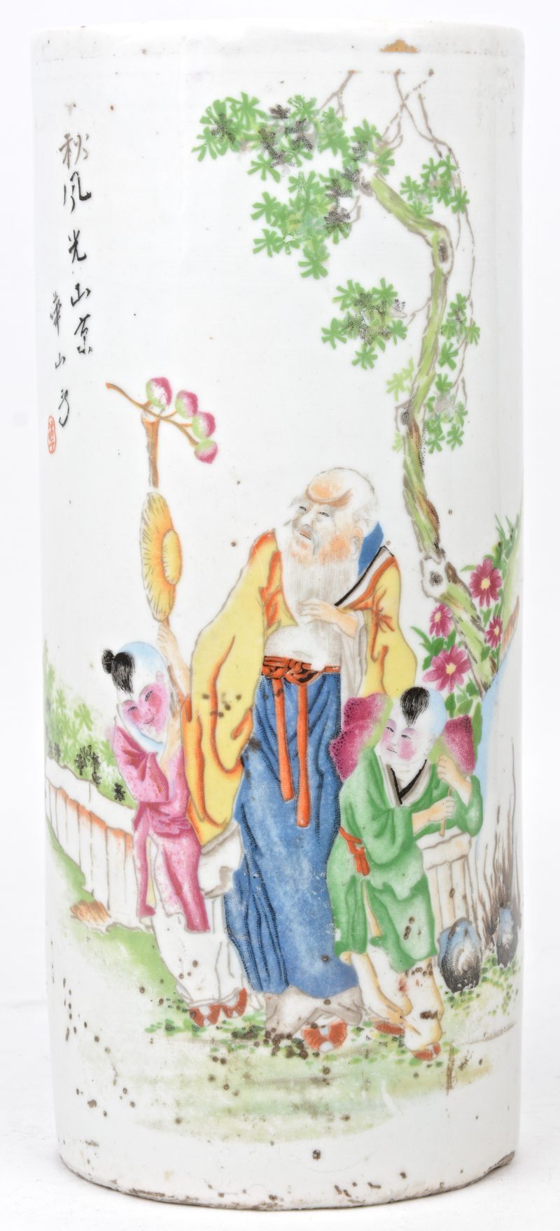 Een cilindervaas van Chinees porselein met een meerkleurig decor van een oude wijze en kinderen. Tijdperk Hongxian.