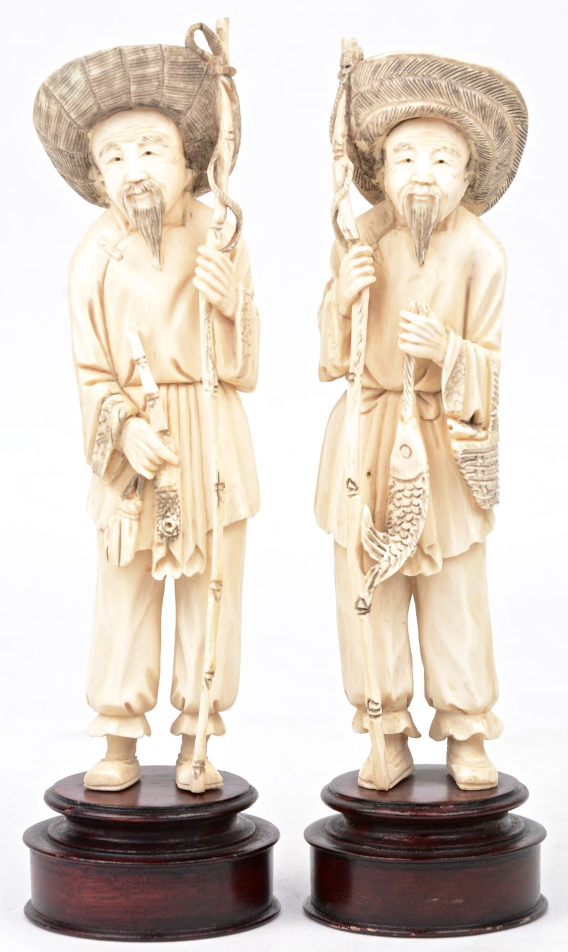 Een paar vissers van gesculpteerd Chinees ivoor op houten voetstukjes. Begin XXe eeuw.