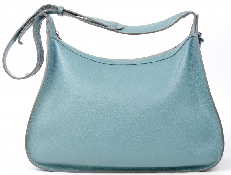 Een handtas van blauw leder. Model ‘Pensée”.