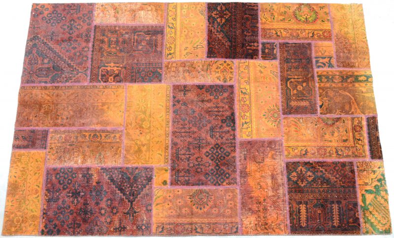 Een handgeknoopt Perzisch wollen tapijt.