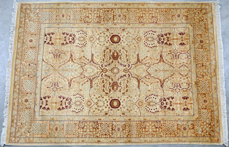 Een fijn handgeknoopt Pakistaans wollen tapijt.