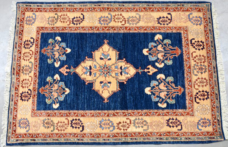 Een handgeknoopt Pakistaans wollen tapijt.