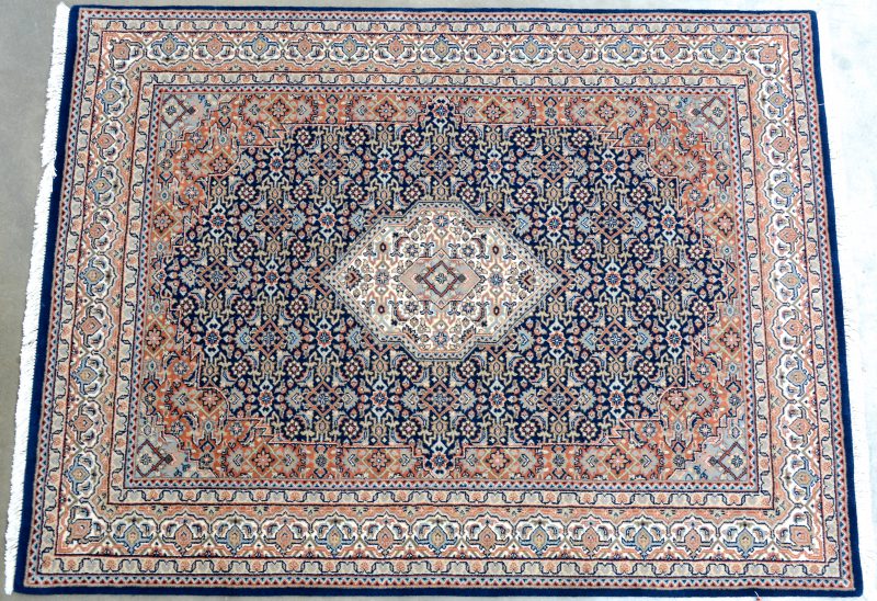 Een Indisch wollen tapijt.