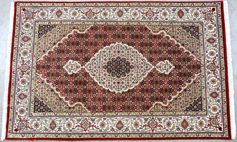 Een handgeknoopt Indisch wollen tapijt met Mahi-decor.