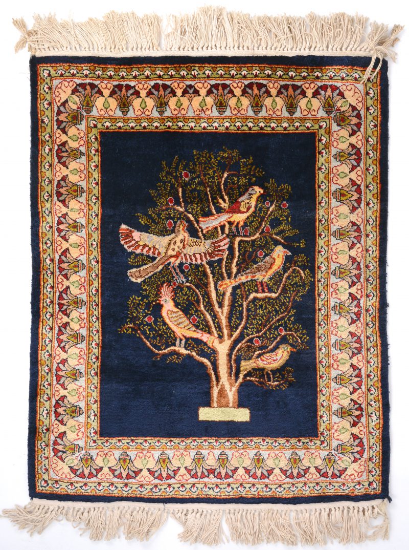 Een zijden tapijtje met levensboom.