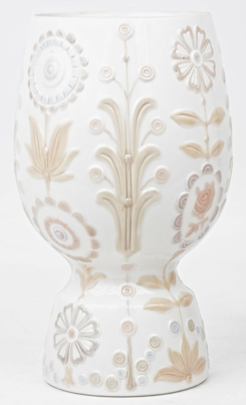 Een polychroom porseleinen vaas in art nouveau stijl.