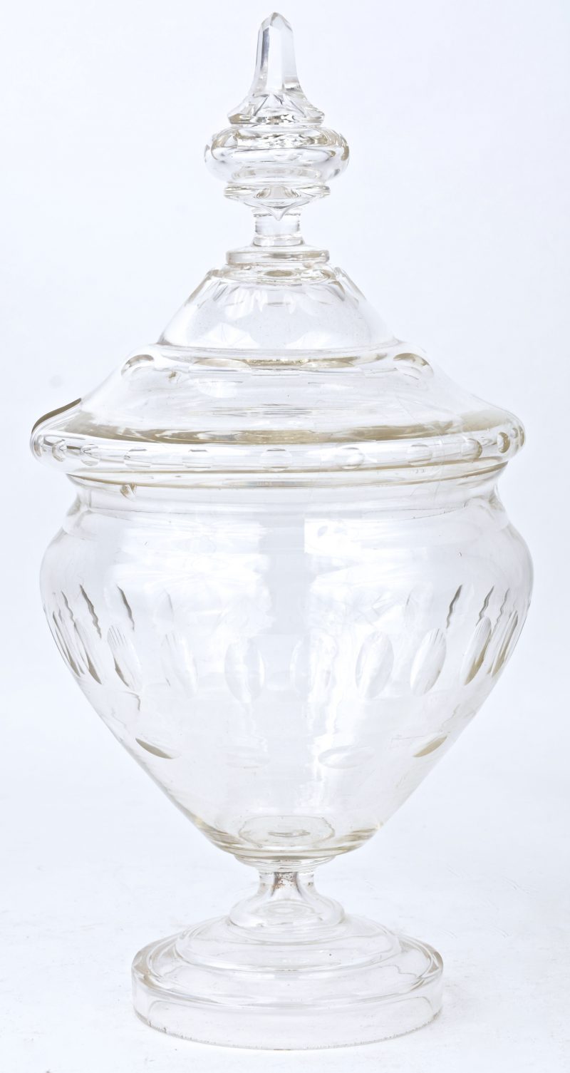 Een punchbowl van geslepen kleurloos kristal. XIXe eeuw.