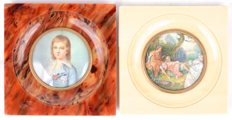 “Prinsenportret” & “Pastorale scène”. Twee handgeschilderde miniaturen op ivoor. Beide gesigneerd. Het eerste met gebarsten dekglas.