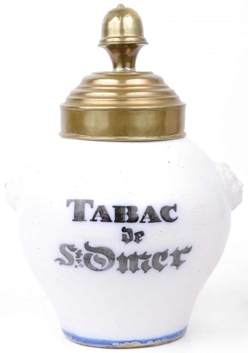 “Tabac de St. Omer.” Een aardewerken tabakspot met koperen deksel.