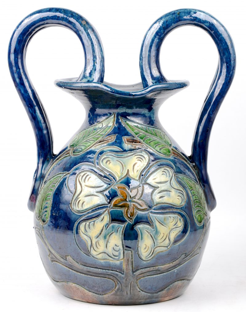 Een vaas van Torhouts aardewerk met vier oren en met een relëfdecor van bladeren.