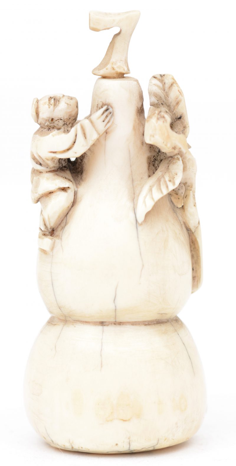 Een kalebasvormige snuffbottle van fijn gesculpteerd ivoor, versierd met een personage.