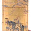 Een Inro-doosje van goudgelakt bamboehout, versierd met een landschapsdecor van personages en afgewerkt met een fijn gesculpteerde ivoren netsuke in de vorm van een man op een paard. Eind XIXe eeuw.