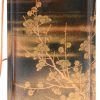 Een Inro-doosje van goudgelakt bamboehout, versierd met eendecor van bloesems en afgewerkt met een fijn gesculpteerde ivoren netsuke in de vorm van een knielende geisha. Eind XIXe eeuw.