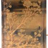 Een Inro-doosje van goudgelakt bamboehout, versierd met eendecor van bloesems en afgewerkt met een fijn gesculpteerde ivoren netsuke in de vorm van een knielende geisha. Eind XIXe eeuw.