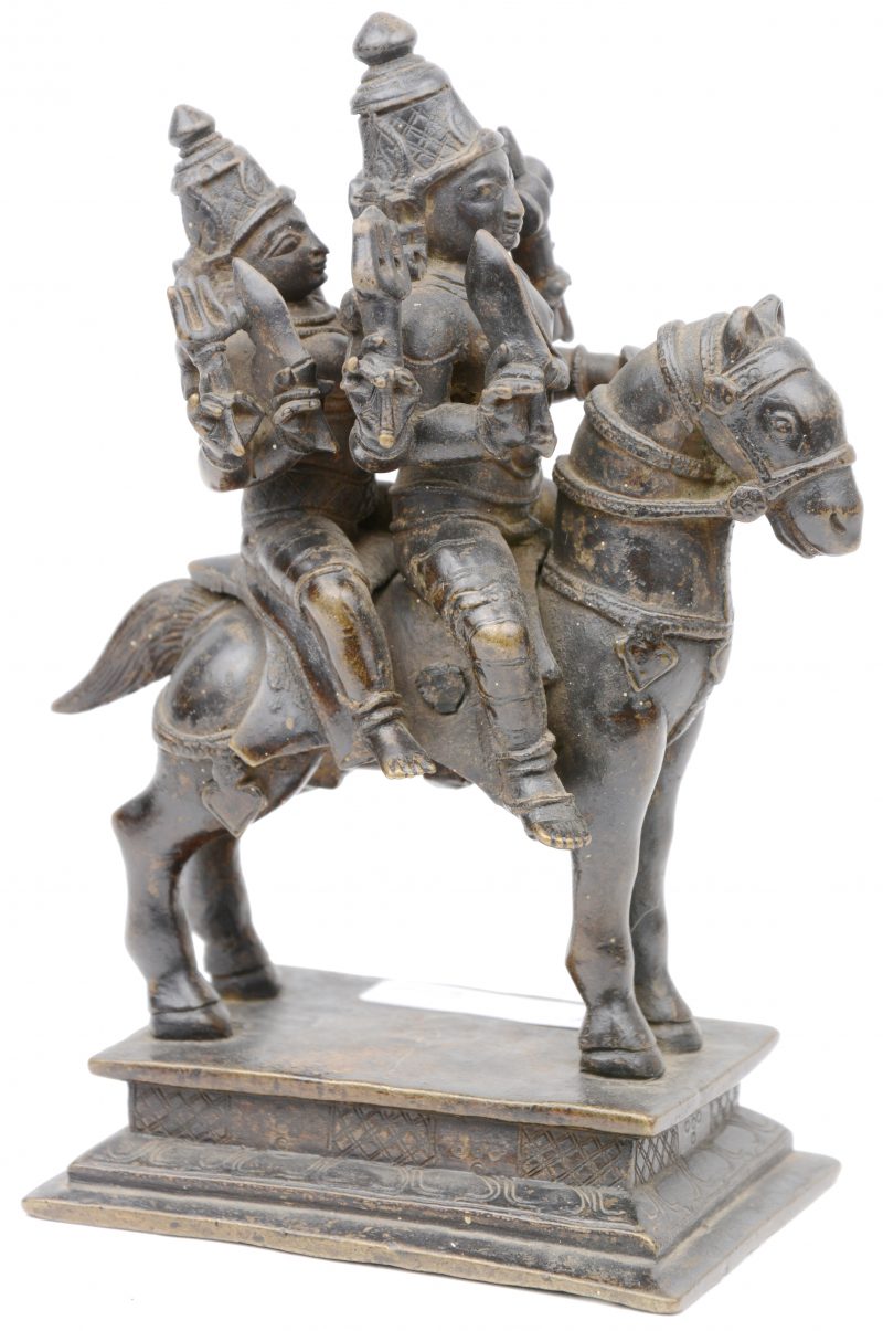“Godheden op een paard”. Een Aziatisch groepje van brons.