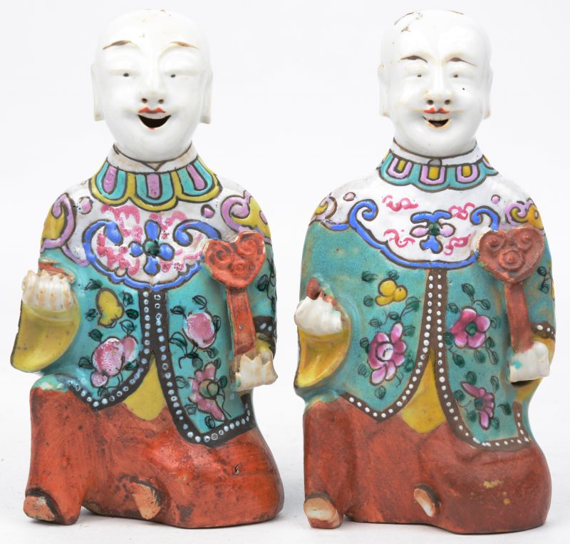 Twee Chinese figuren met ruyi van meerkleurig porselein.