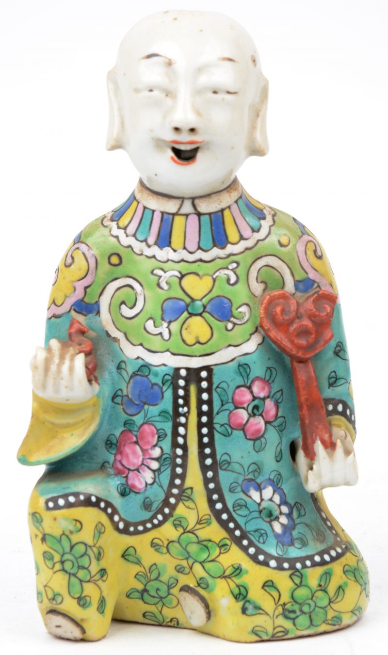 Een Chinese figuur met ruyi van meerkleurig porselein.