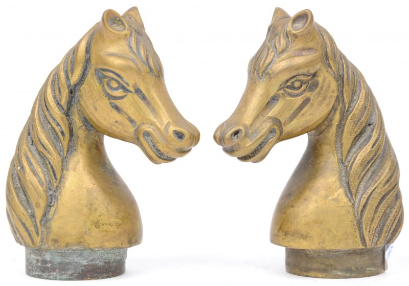 Twee bronzen paardenhoofdjes, vermoedelijk gebruikt als versiering voor de dop van een karaf.