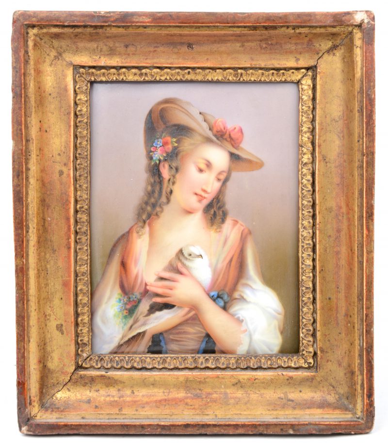 “Jonge vrouw met duif”. Een handgeschilderd miniatuur op porselein.