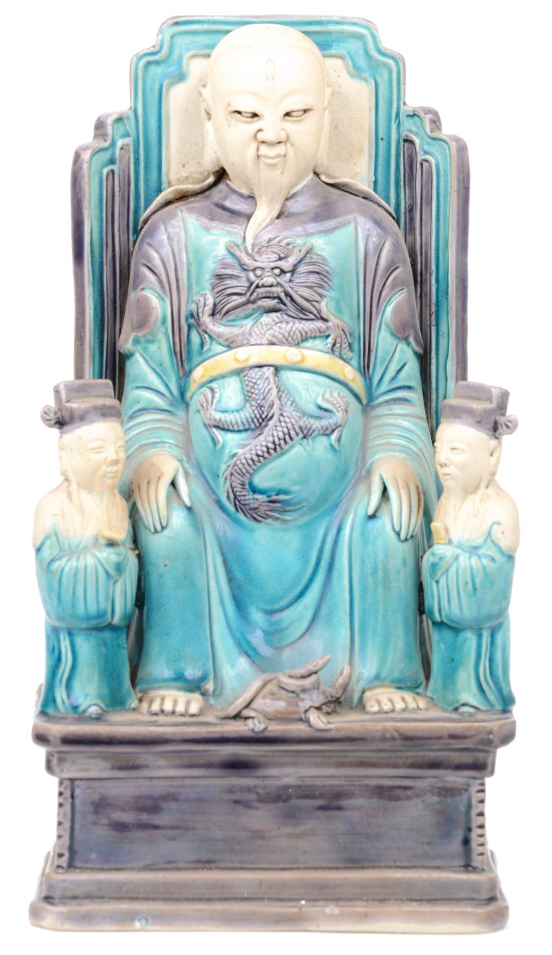 Een voorstelling van een keizerlijk figuur met dienaars en schildpadden van meerkleurig geglazuurd aardewerk.