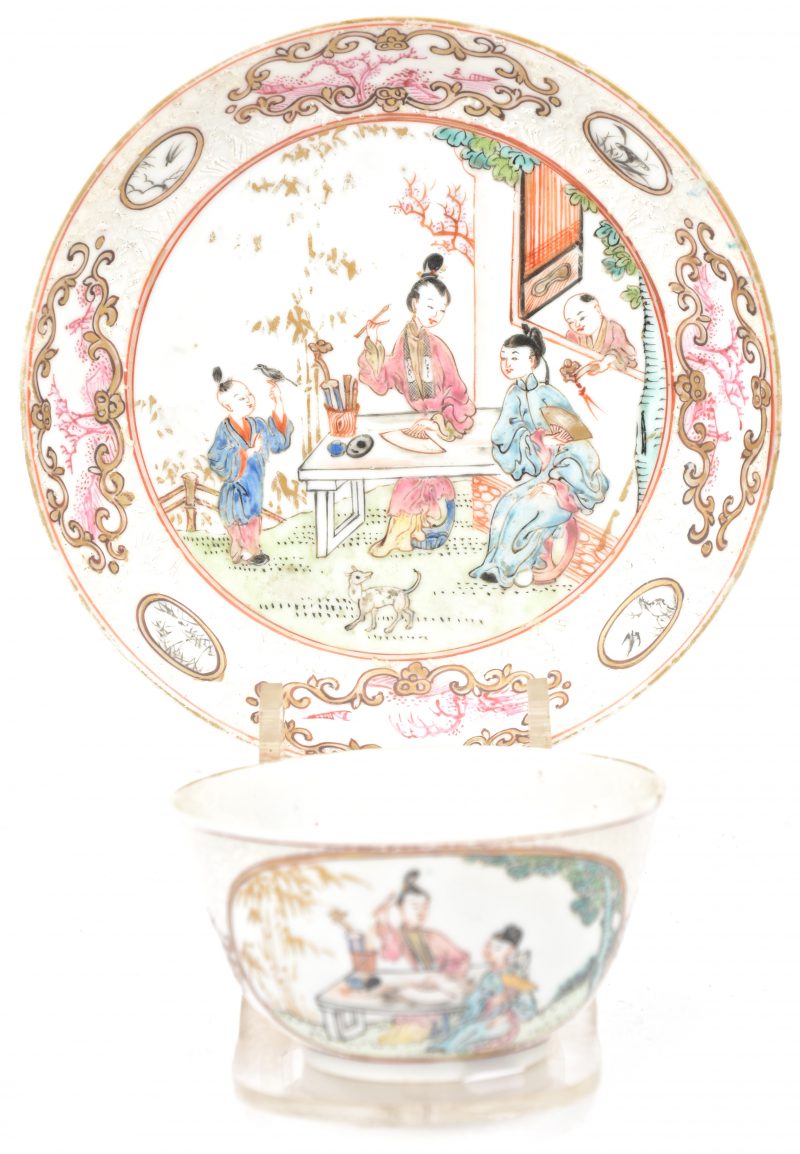 Een theekommetje met bordje van Chinees porselein met bianco-sopra-bianco- decor en een meerkleurige scène met personages. XVIIIe eeuw.