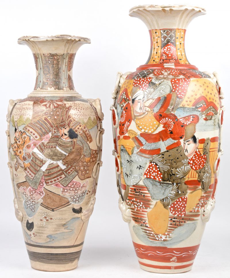 Twee vazen van meerkleurig Japans aardewerk met krijgers in het decor.