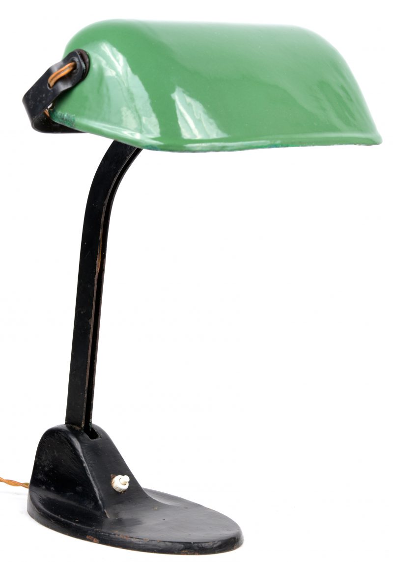 Een oude ijzeren bureaulamp met groene kap.
