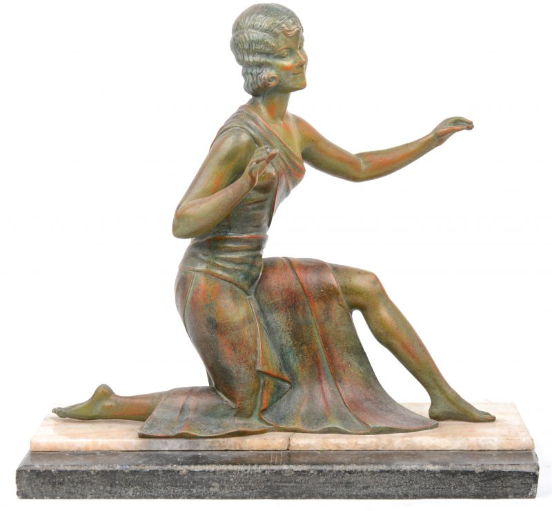 Een knielende vrouw van zamak op een voetstuk van arduin en albast. Tijdperk Art deco.