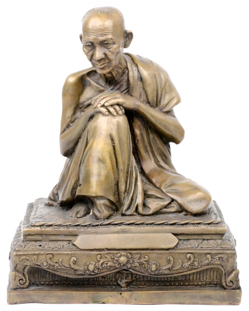 Een zittende Boeddhistische monnik van brons. Chinees werk.