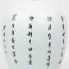 Een chinese dekselvaas van wit porselein met een afbeelding van kinderen in een landschap en chinese tekst.