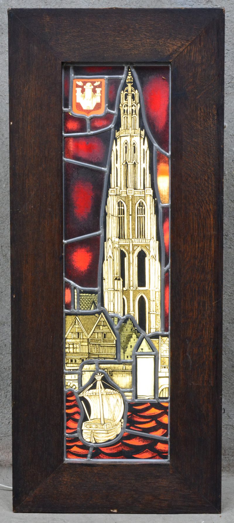 Een lichtbak met glas in lood raam voorstellend Antwerpen met kathedraal.
