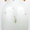 Een vaas van Chinees porselein met een meerkleurig decor van vogels op bloeiende takken. Begin XIXe eeuw. Schade aan de kraag.