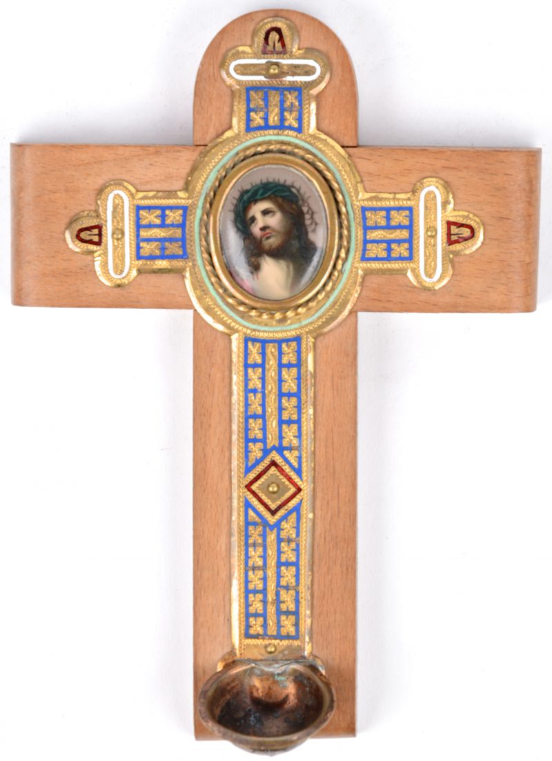 Een geëmailleerd koperen kruis met wijwatervat met een handgeschilderde beeltenis van Christus met de doornkroon. Van origine XIXe eeuws op recent houten kruis.