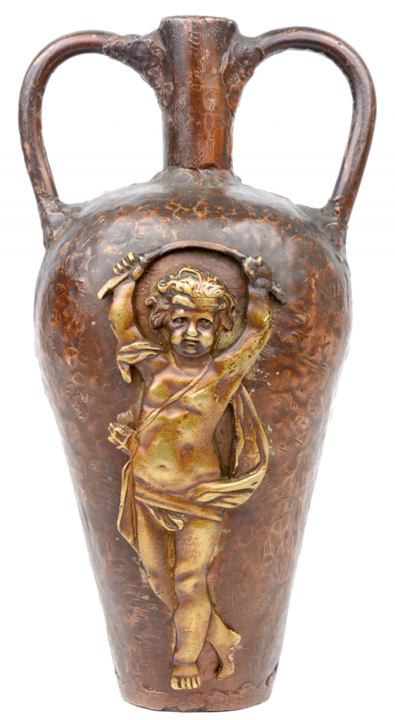 Een bronzen vaasje met een voorstelling van cupido in reliëf. XIXe eeuw.