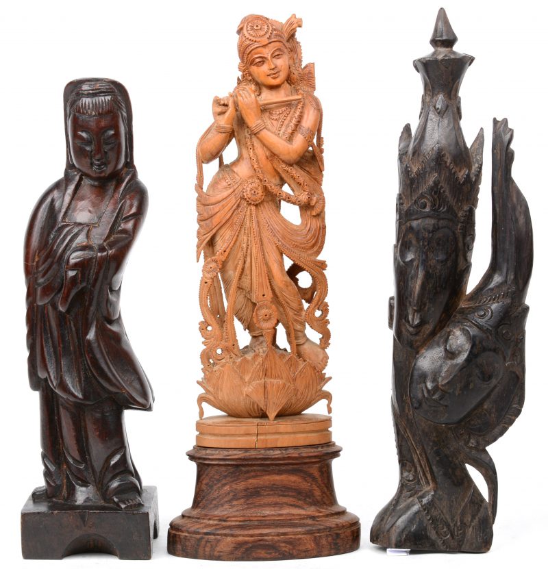 Drie verschillende gebeeldhouwde houten Aziatische beeldjes.
