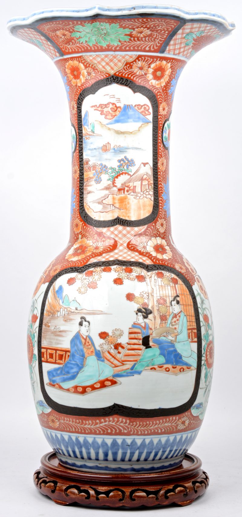 Een Imari vaas met lange nek, Japans porselein. Gedecoreerd met figuren. Met houten sokkel.
