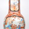 Een Imari vaas met lange nek, Japans porselein. Gedecoreerd met figuren. Met houten sokkel.