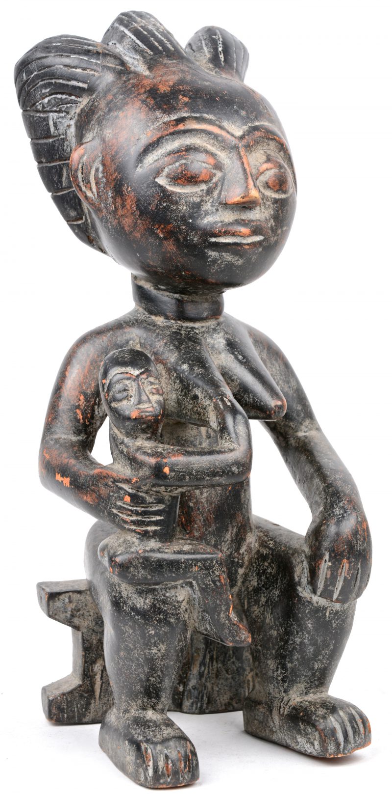 “Moeder en kind.” Een Afrikaans beeld uit gesculpteerd hout.