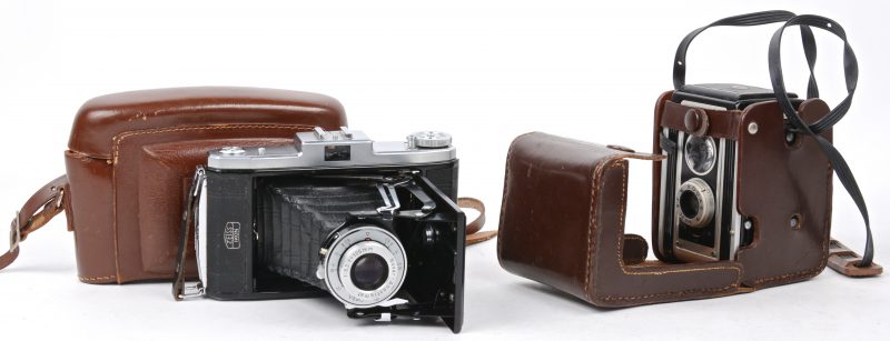 Een Kodac box en een Nettar fototoestel, beide met lederen foedraal.