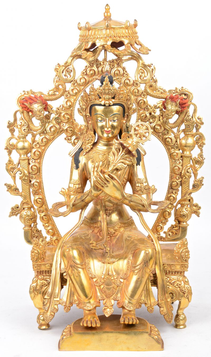 Een voorstelling van Boeddha van verguld en deels gepolychromeerd brons. Thailand.