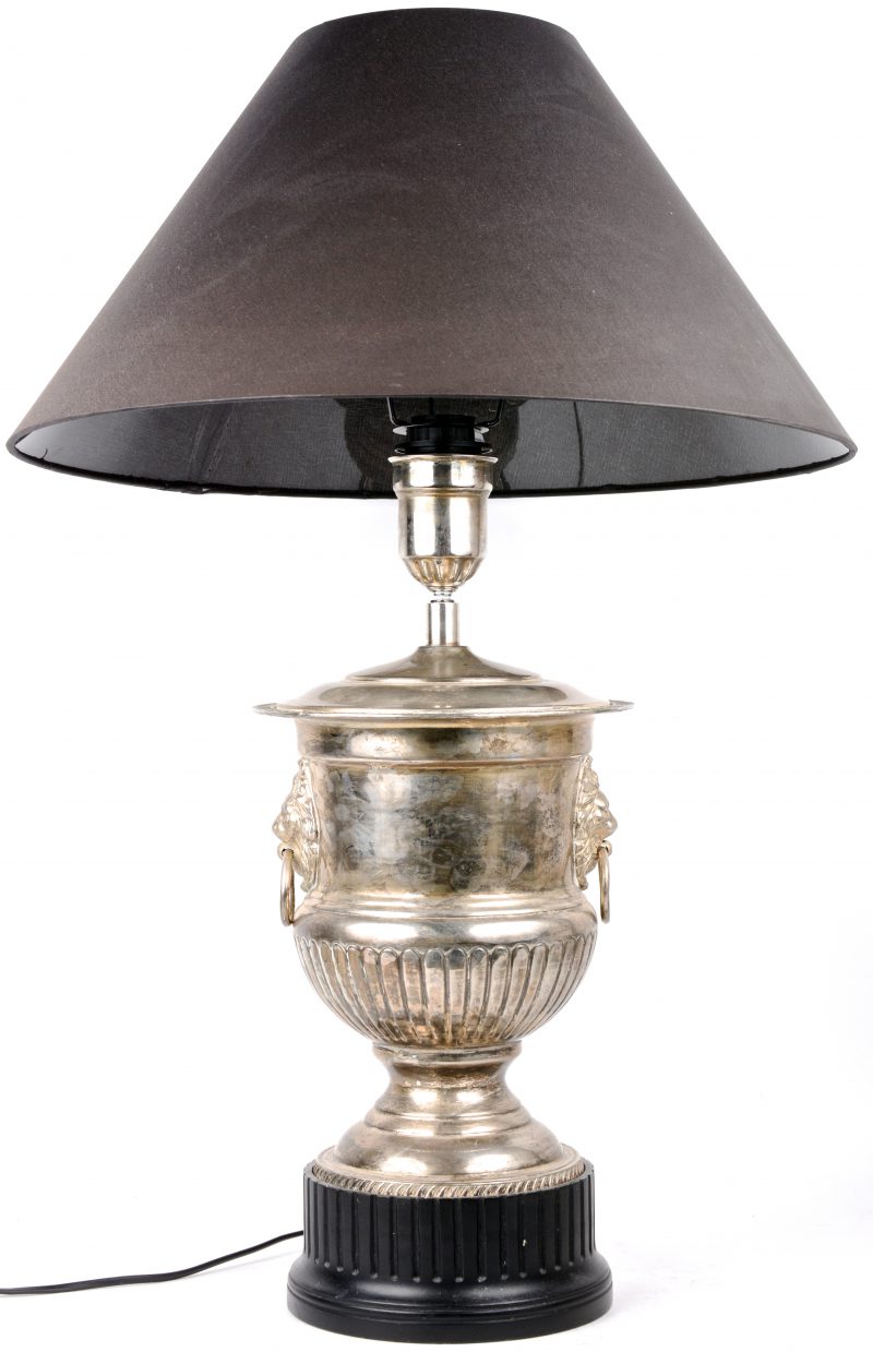 Een verzilverd metalen lampvoet in empirestijl, versierd met leeuwenkoppen met ringen.