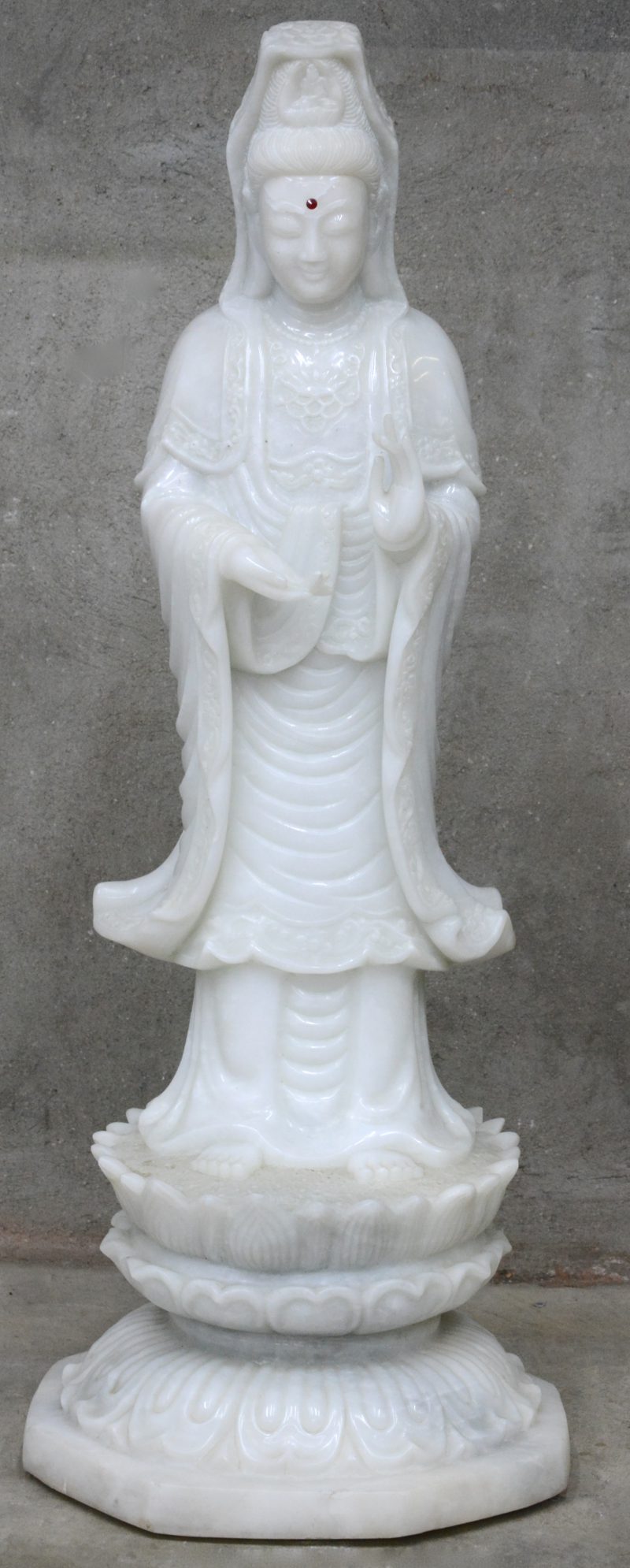 Een grote staande Guan Yin van gebeeldhouwd albast.