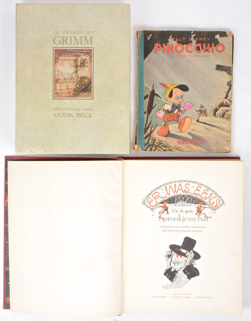 Een lot van twee sprookjesboeken - “De sprookjes van Grimm, Geïllustreerd door Anton Piek.” & “Er was eens - ‘Uit de grote Sprookjesschat’ door Marian Hesper-Sint”. We voegen er een strip van Pinocchio van Walt Disney aan toe.