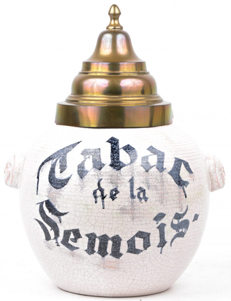 Een aardewerken tabakspot met messingen deksel en met opschrift “Tabac de la Semois”.
