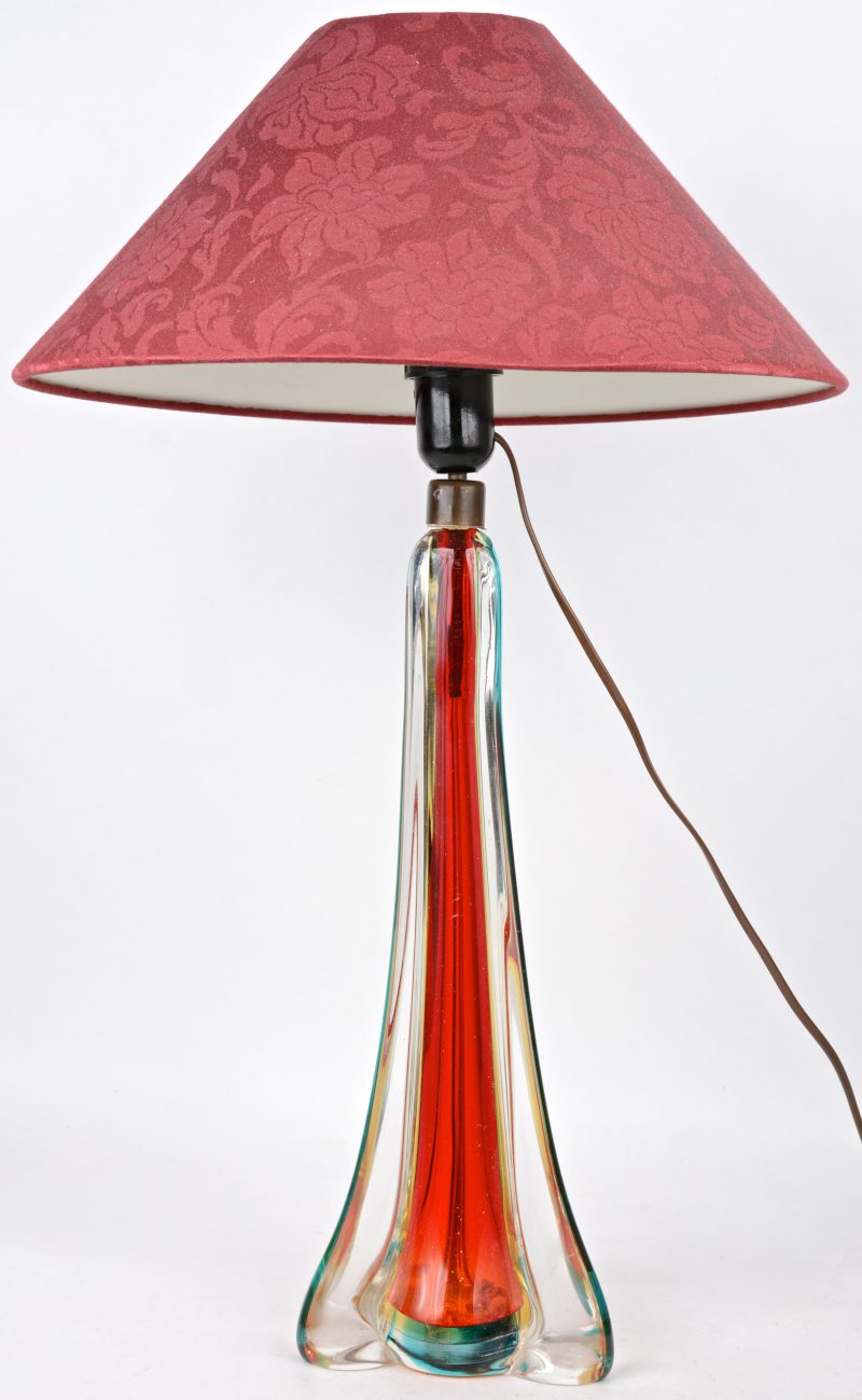 Een lampvoet van geblazen meerkleurig Muranoglas.
