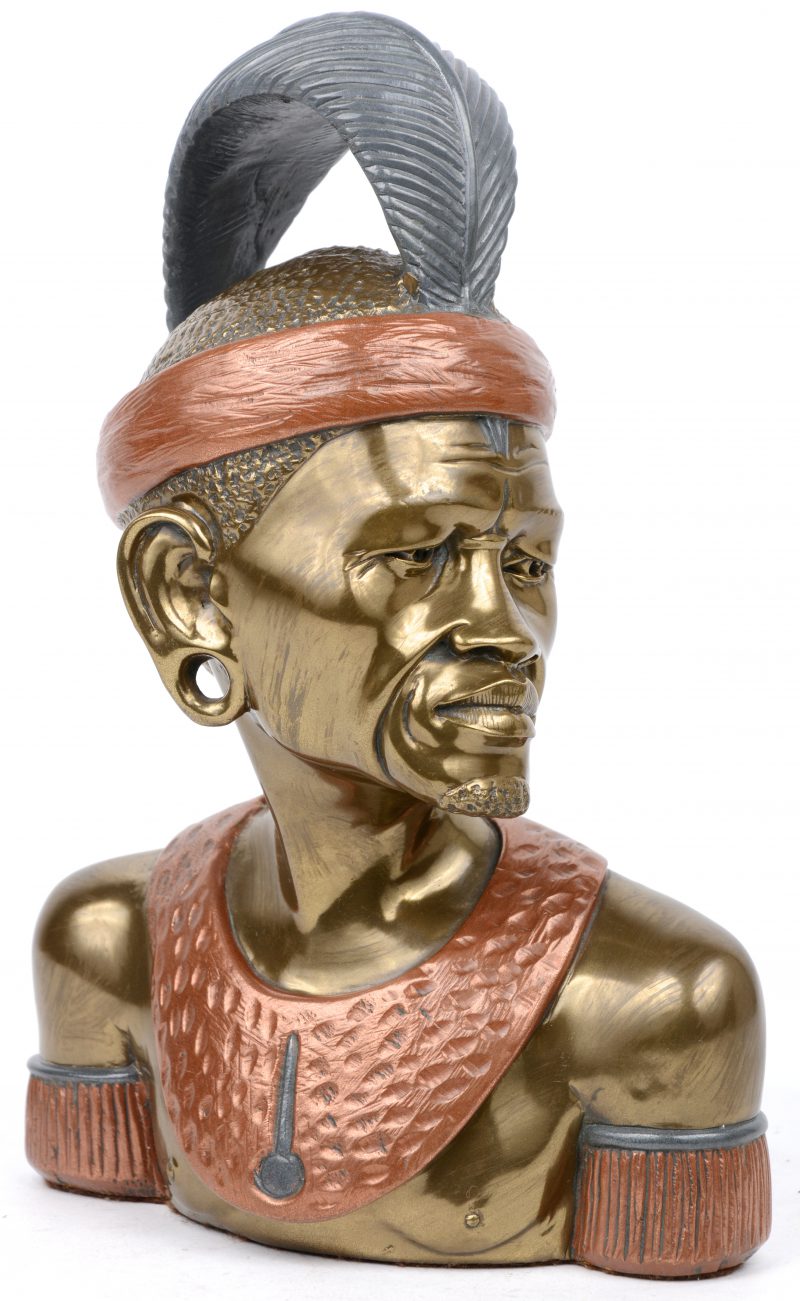 “Zuid-Afrikaans stamhoofd”. Een bronzen buste. gesigneerd en genummerd 265/300 cm