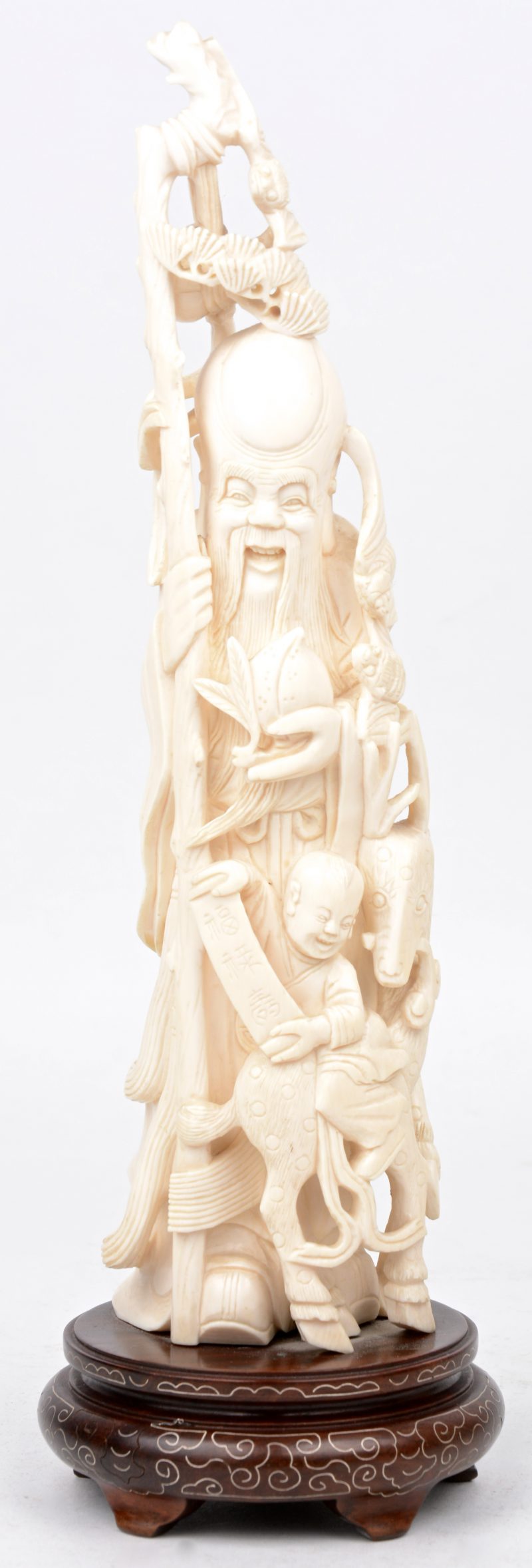 “wijze met kind en hert”. Een groep van fijn gesculpteerd Chinees ivoor. Op houten sokkel.