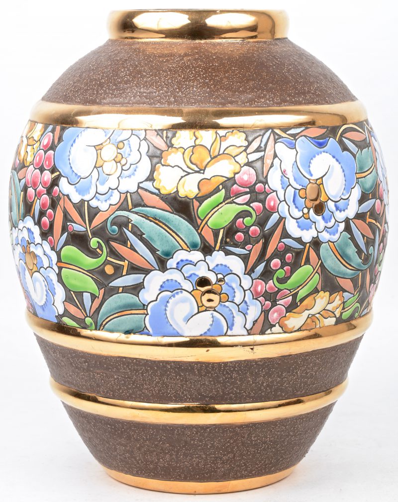 Een bolle vaas van aardewerk met bruin en verguld glazuur en met een meerkleurig bloemendecor in de fries. Onderaan gemertk. Decor No. 2919. Haarscheur.