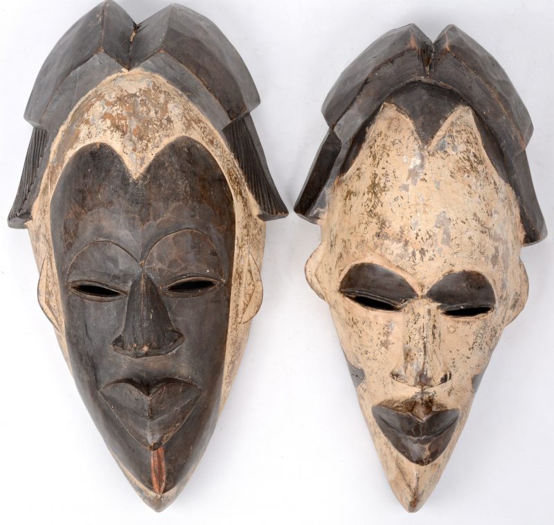 Twee Kameroenese Douala maskers